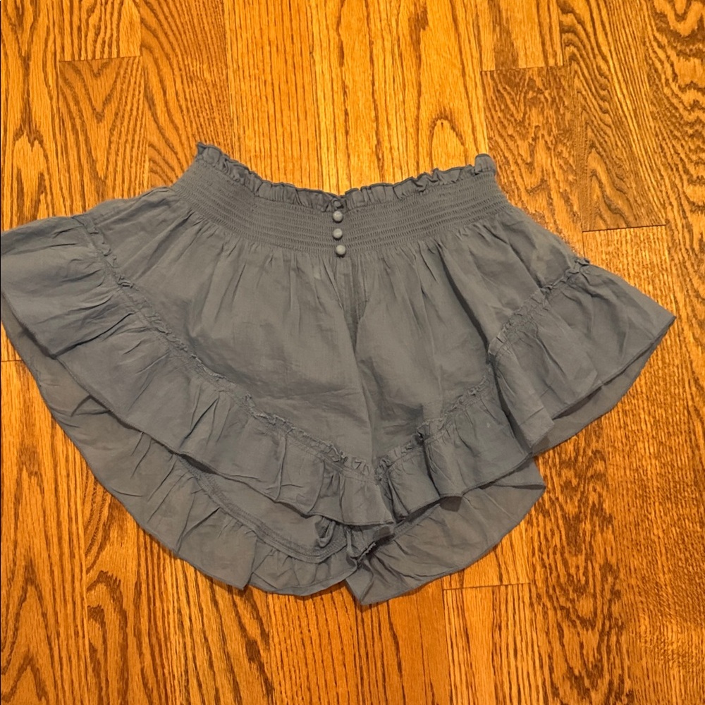 Free people ruffled shorts
Excellent condition 
Size small
